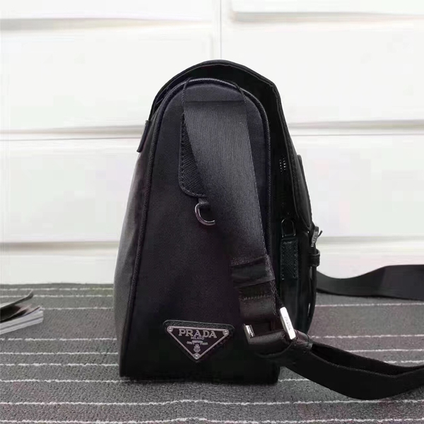 プラダバッグ背面デザイン